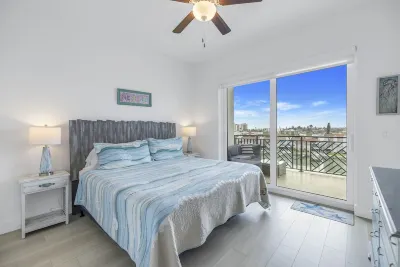 NEW! Madeira Beach Luxury 4BR Condo, Huge Private Balcony, Pool & Hot Tub Các khách sạn gần Landing Company