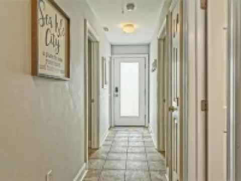 Bright and Airy Condo.  One block to the Beach.  Great location. 海島城酒店