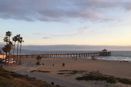 Studio 2 blocks to Beach w/ Parking - Close to LAX