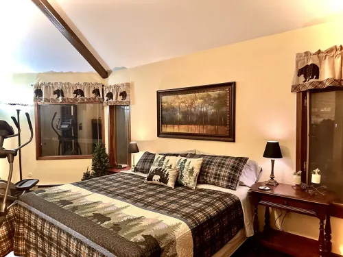 Enjoy Colorado with Soaring Pines, Wildlife & 6 Seat Hot Tub.