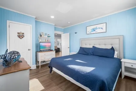 HEATED IN-GROUND POOL, 7 LARGE BEDROOMS, WALK TO BEACH, 5 MILES TO AC