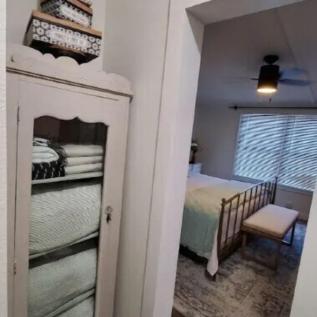 Wildlife Haven King Bed! Free snacks, near Austin!