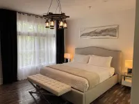 CHATEAU VILLA, seats on 7 acres, secluded, minutes from Truist Baseball Stadium Hotel a 