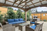 Pool/Hot Tub/75 inch TV/1000mbps/Brand New