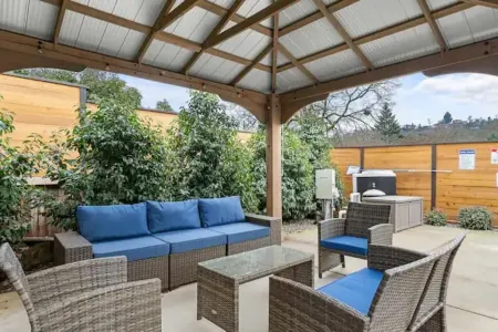 Pool/Hot Tub/75 inch TV/1000mbps/Brand New