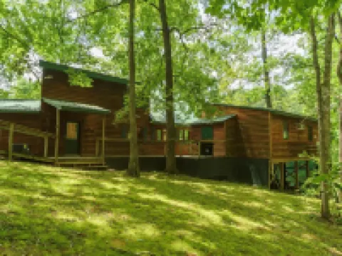 HotTub! FirePit, Private 2.5 acre Pond, 2 Kayaks! GameRoom! Slps12+ Hotels in Stokes