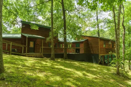 HotTub! FirePit, Private 2.5 acre Pond, 2 Kayaks! GameRoom! Slps12+