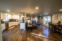 Cozy & Cheerful Home-2 Levels of Comfort!