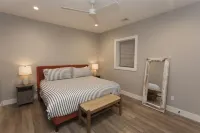 REDBUD HOLIDAY HOUSE: Spacious, Modern Home–Sleeps 14 Plus Incredibly Walkable!