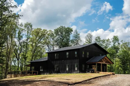 A family oasis located in the heart of Hocking Hills.