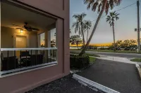 Gorgeous and Updated Waterfront Apartment 2 Bed #5