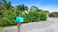 Remodeled HOT TUB & HEATED POOL house, 8 minutes to the beach! Shark Tank theme