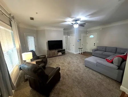 Cozy 2-bedroom condo in amazing Athens with WiFi, AC close to Campus & 5 points Отели в г. Атенс