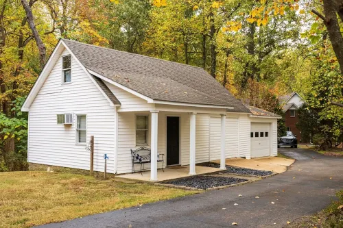 Guest house and spacious shop located between Discovery Park and Reelfoot Lake