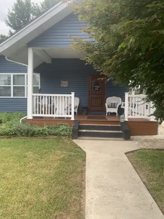 The Bluegrass Bungalow: Newly Constructed Sleeps 6: 3 beds 1.5bath. One Level.