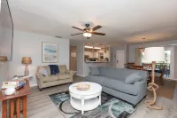 Cozy, 2nd floor apt 5 min walk to bch. PET friendly. FREE bottle of PROSECCO