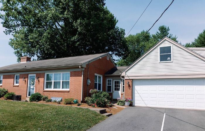 Private home has WIFI, Fireplace, Fire pit, Full Kitchen, 4 mile from Lancaster!
