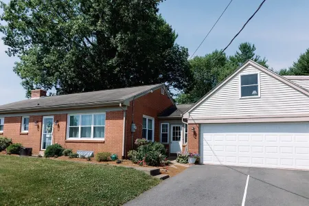 Private home has WIFI, Fireplace, Fire pit, Full Kitchen, 4 mile from Lancaster!