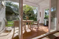 Private Garden Cottage on 5 acre country estate /Walk to the Botanic Gardens! 힐로 베이프론트 사커 필즈 주변 호텔