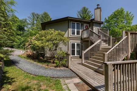 Winter Mountain Escape – Ground-Floor Cozy Condo