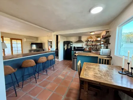 Desert Oasis-Hot Tub-Romantic Getaway-Writer's/Artist's studio-7 min from JTNP Отели в г. Туэнтинайн-Палмс