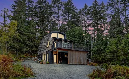 Beautiful Girdwood Cabin with Sauna & Steam Shower