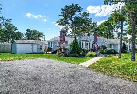 Quiet, Clean West Dennis Home - Walk to Beach Отели в г. Деннис