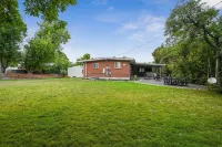 Southwest Mid-Mod 5BR w/ Big Yard, Hot Tub, Fireplace, A/C, WIFI, and Kitchen
