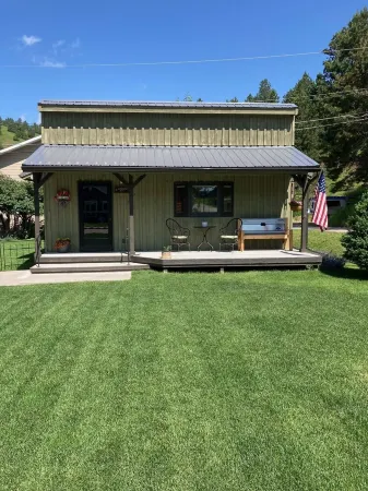 Half mile to Deadwood Main Street, trolley & trail close by, quiet neighborhood Отели в г. Лоренс