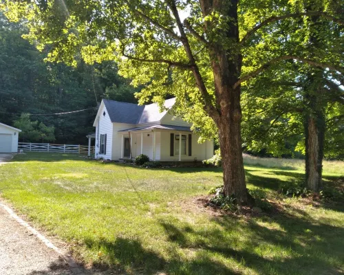 House sleeps 6. Just 5 minutes Patoka Lake boat ramp. Anglers Welcome! Hotels in Orange County