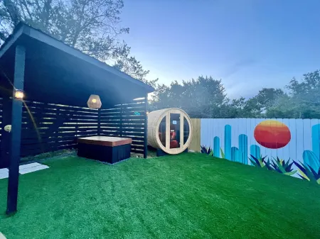 Pet Friendly Cabin w/hot tub. gym, cold plunge, & sauna