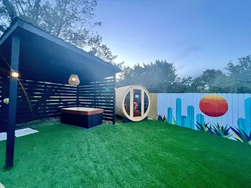 Pet Friendly Cabin w/hot tub. gym, cold plunge, & sauna