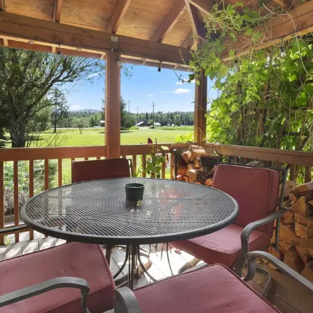 The Buck Spur | A Cozy Cottage close to Sandpoint & Silverwood