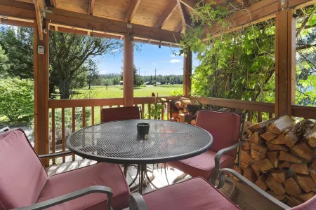 The Buck Spur | A Cozy Cottage close to Sandpoint & Silverwood Отели в г. Сагл