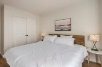 Waterfront & heated Pool Resort 18th Hole golf view, 2 king beds Hotels near T-Mobile
