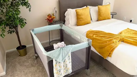 Cozy and Quiet/pool/gym/free parking/10 min to LAX