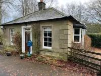 The Lodge- charming cottage on private country house estate