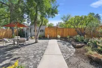 Downtown Craftsman with King Bed and Private Yard - Walk Everywhere - 4-نجوم