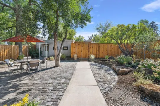 Downtown Craftsman with King Bed and Private Yard - Walk Everywhere