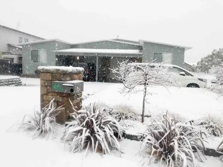 Modern Mountain View 2 Отели рядом с достопримечательностью «Сноуи Маунтинс Граммар Скул»