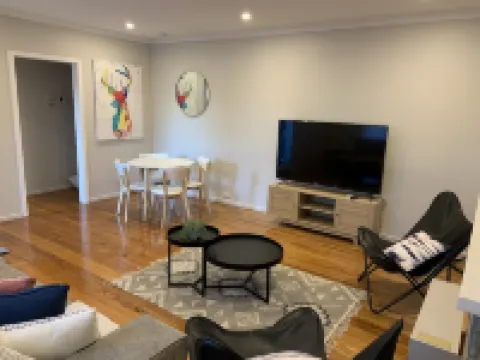 Central & Tranquil Two-Bedroom Home in the Heart of Essendon Hotels in Essendon
