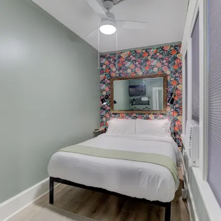 Tiny Trendy Traveler's Studio in Historic Midtown!