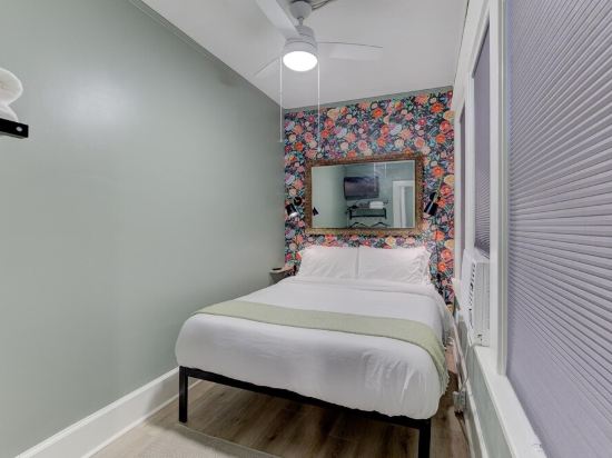 Tiny Trendy Traveler's Studio in Historic Midtown!