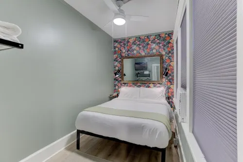 Tiny Trendy Traveler's Studio in Historic Midtown!