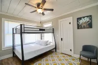 ✔ Spacious & Modern + Pool Table + Great Location