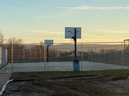 The Red House- One mile from Narrows Marina, Shiloh Marina, or Devils Fork