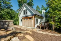 Modern Treetop Cottage with Covered Deck – Near Historic Hendersonville