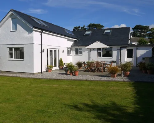Spacious and modern family holiday home Hotels in Llanfair-Mathafarn-Eithaf