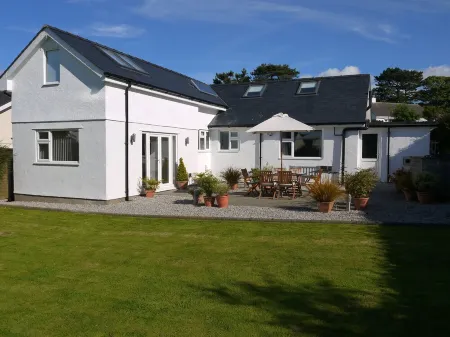 Spacious and modern family holiday home Отели в г. Лланфэр-Матафарн-Эйтаф