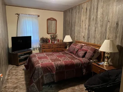 Mountain House Retreat near Hawley and Lake Wallenpaupack Big Bear Camp附近的飯店